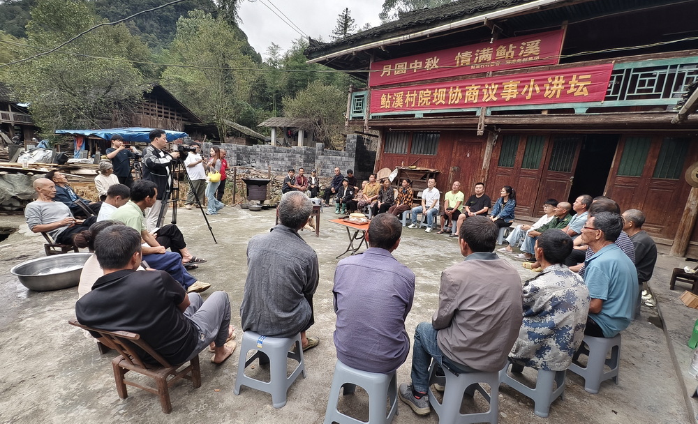 月圆中秋 情满鲇溪——pg娱乐电子游戏驻村工作队与村民共话振兴